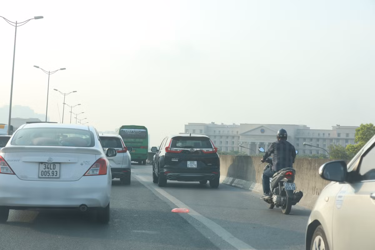 Bất chấp biển cấm lưu thông ở đầu tuyến và các lối vào, xe máy vẫn ngang nhiên di chuyển trên đường vành đai 3, thậm chí đi cả vào làn dừng khẩn cấp.