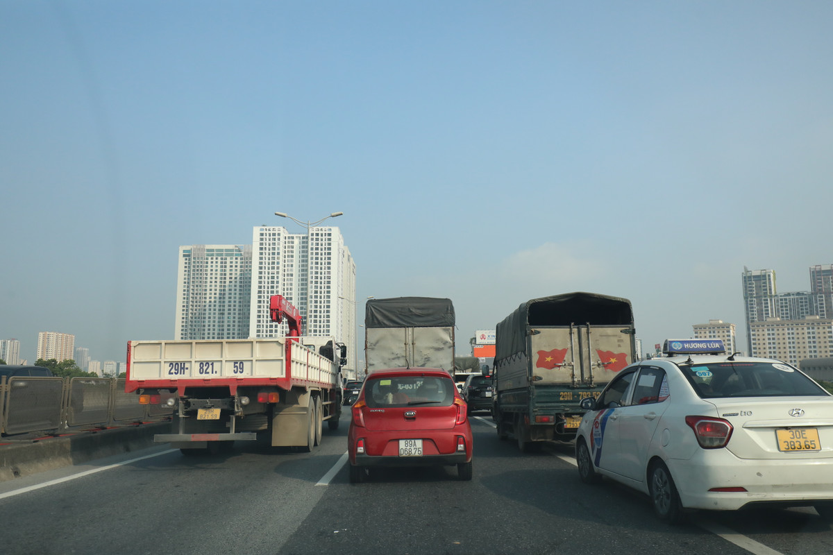 Thiếu tá Nguyễn Quang Nam, Đội CSGT số 6 (Phòng CSGT Công an Hà Nội) cho biết, các trường hợp đi vào làn dừng xe khẩn cấp trên vành đai 3 trên cao đều bị Tổ công tác lập biên bản xử phạt tới 6 triệu đồng, tước Giấy phép lái xe 3 tháng. Cùng với việc xử lý nóng tại chỗ, Phòng CSGT Hà Nội cũng tăng cường xử lý vi phạm qua hệ thống camera phạt nguội trên tuyến. &gt;&gt;&gt; Mời độc giả xem thêm video Ám ảnh cảnh ùn tắc trên cao tốc kết nối TP HCM: