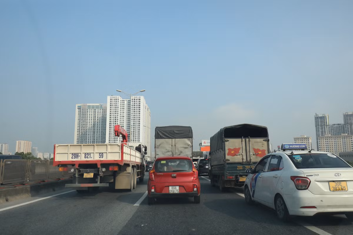 Thiếu tá Nguyễn Quang Nam, Đội CSGT số 6 (Phòng CSGT Công an Hà Nội) cho biết, các trường hợp đi vào làn dừng xe khẩn cấp trên vành đai 3 trên cao đều bị Tổ công tác lập biên bản xử phạt tới 6 triệu đồng, tước Giấy phép lái xe 3 tháng. Cùng với việc xử lý nóng tại chỗ, Phòng CSGT Hà Nội cũng tăng cường xử lý vi phạm qua hệ thống camera phạt nguội trên tuyến. >>> Mời độc giả xem thêm video Ám ảnh cảnh ùn tắc trên cao tốc kết nối TP HCM: