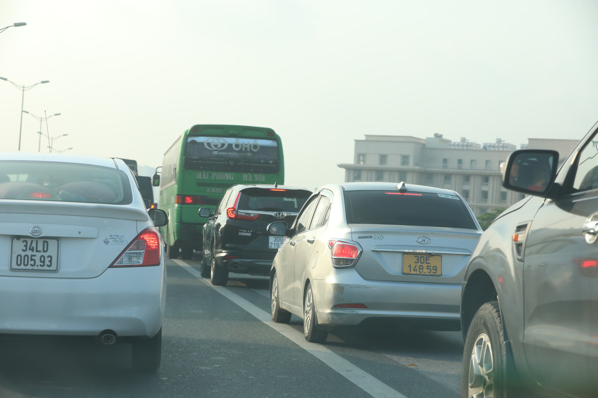 Rất nhiều trường hợp do xe đi vào làn dừng khẩn cấp gây cản trở cho các phương tiện xe cứu thương, xe cứu hoả..đi làm nhiệm vụ.