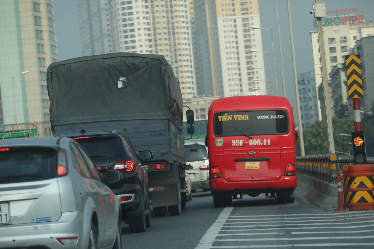 Trong số 1.097 trường hợp tài xế bị xử phạt vì chạy ở làn dừng xe khẩn cấp trên cao tốc, có 267 trường hợp xe khách, 194 xe tải, 603 xe con và 33 xe container.