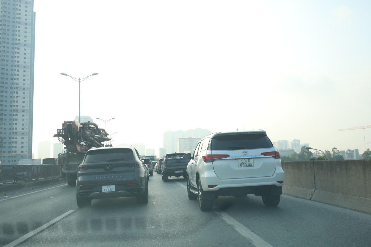 Theo thống kê của Cục CSGT, trong 8 tháng đầu năm 2022, đã phát hiện, xử lý 1.097 trường hợp vi phạm điều khiển xe chạy ở làn dừng xe khẩn cấp hoặc phần lề đường của đường cao tốc.