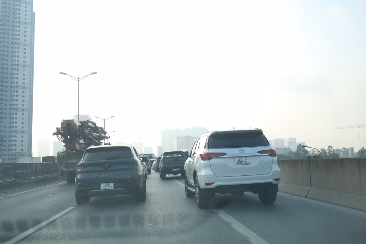 Theo thống kê của Cục CSGT, trong 8 tháng đầu năm 2022, đã phát hiện, xử lý 1.097 trường hợp vi phạm điều khiển xe chạy ở làn dừng xe khẩn cấp hoặc phần lề đường của đường cao tốc.