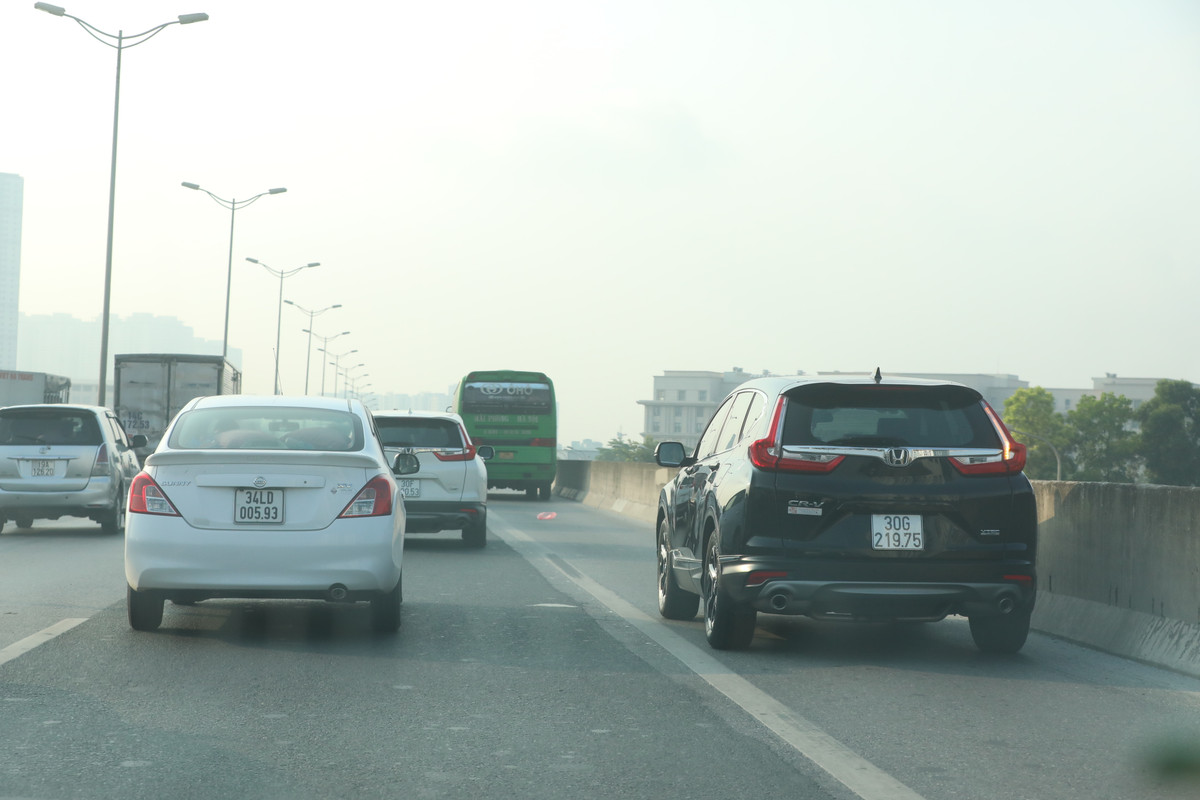 Thế nhưng nhiều tài xế ý thức kém vẫn cho xe di chuyển trên làn đường này, đặc biệt trong giờ cao điểm.