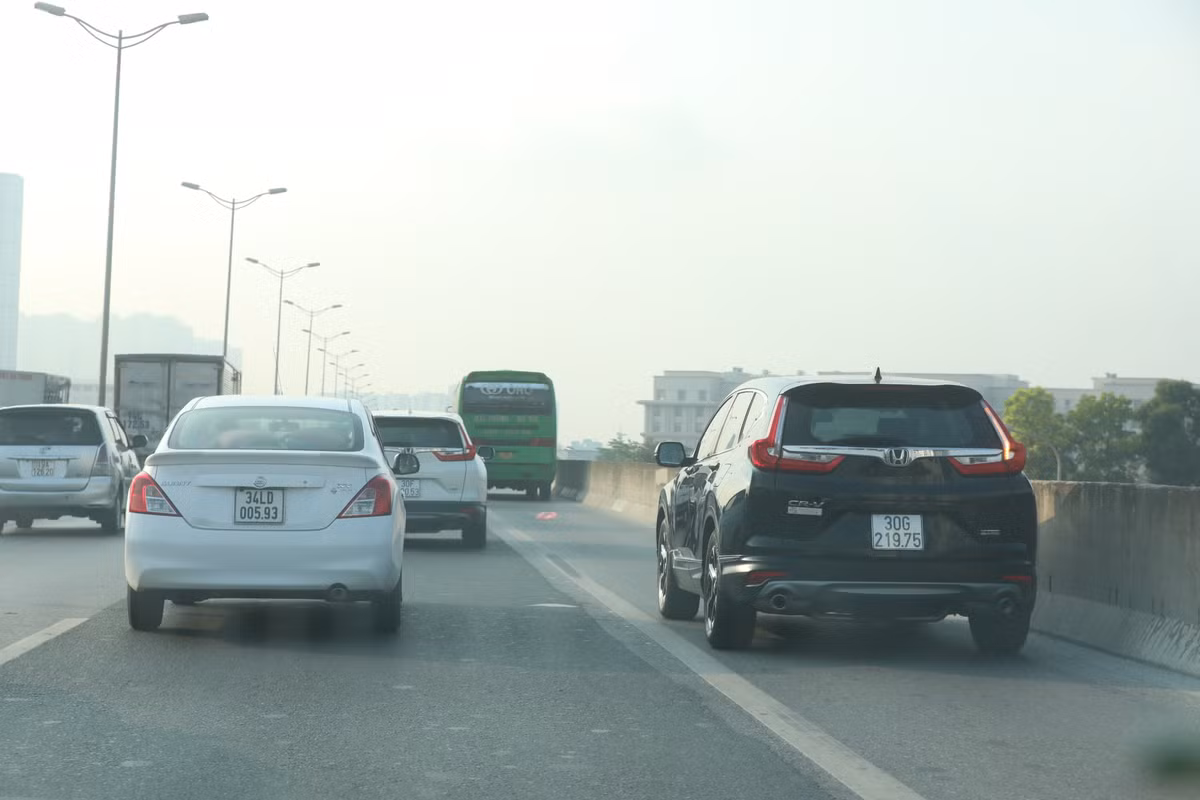 Thế nhưng nhiều tài xế ý thức kém vẫn cho xe di chuyển trên làn đường này, đặc biệt trong giờ cao điểm.