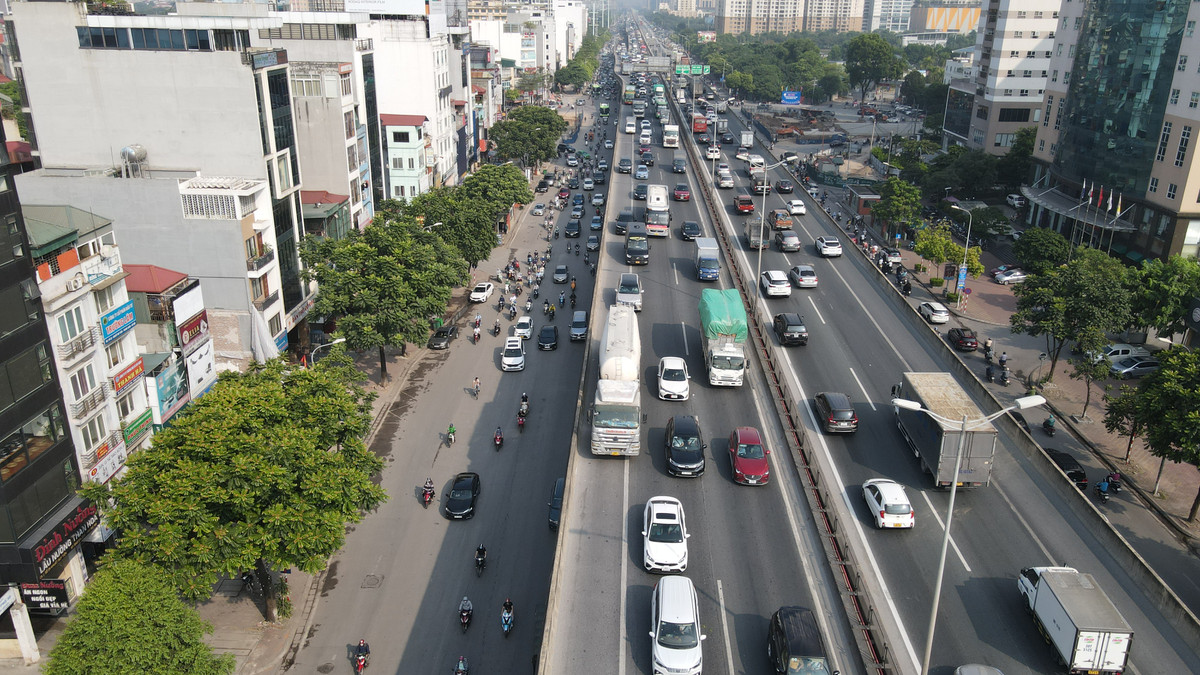 Dù 2 làn xe chính cho phép xe chạy vẫn thoáng, nhưng tài xế vẫn cho ô tô chạy "nghênh ngang" ở làn dừng khẩn cấp trên vành đai 3.