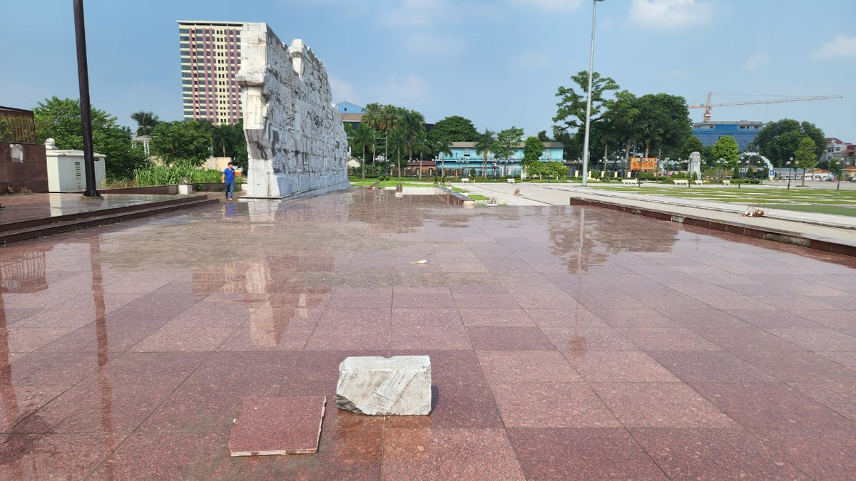 Những hòn đá nằm vất vưởng ngay giữa sân khấu quảng trường.