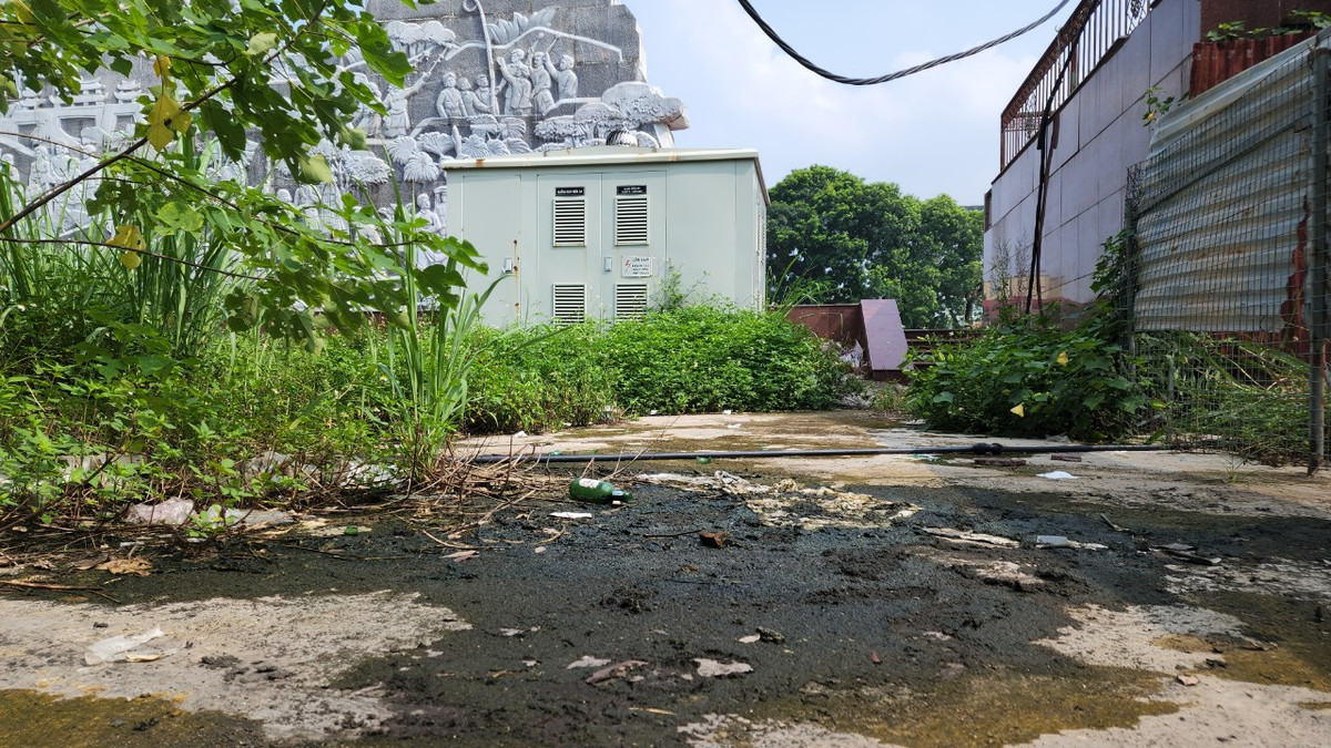 Cảnh nhếch nhác, bẩn thỉu và hôi thối bởi rác thải ở phía sau bức phù điêu và chân cột cờ khiến người dân ngán ngẩm và đặt lo ngại về sự lãng phí của chính quyền địa phương.