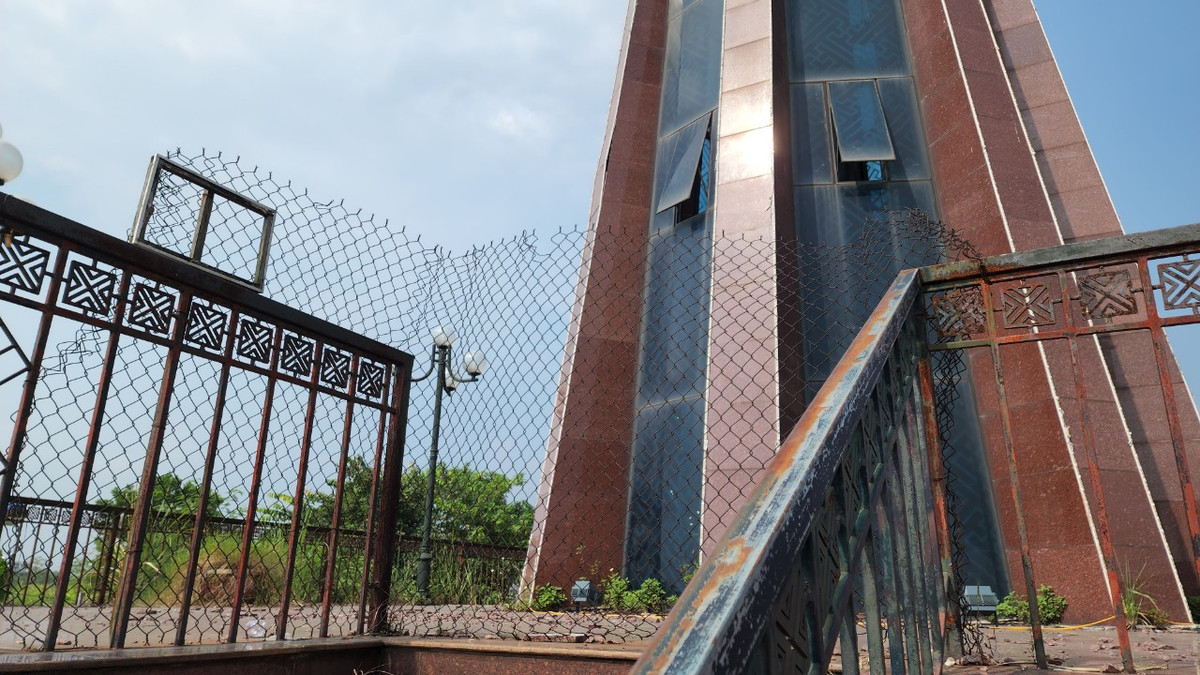 Theo thiết kế, công trình được xây dựng trên tổng diện tích gần 47.000m2, gồm các hạng mục chính: Sân Quảng trường; sân lễ đài; sân khấu trung tâm; phù điêu; vườn hoa và khu cảnh quan ven sông Cầu. Dự án được chia làm 4 gói thầu, được giao cho UBND thành phố Thái Nguyên và Sở Văn hóa, Thể thao và Du lịch làm chủ đầu tư.