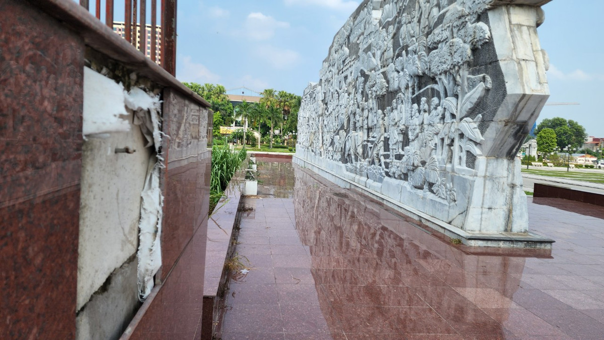 Gạch lát, đá lát tại sân quảng trường vỡ, hiện trạng tường chắn ốp đá bục sân khấu lễ đài trung tâm tại cốt 00m-1,2m và cốt 1,2m - 3,0m nhiều viên đá bị bong bật, rơi vỡ gây ảnh hưởng mỹ quan công trình.