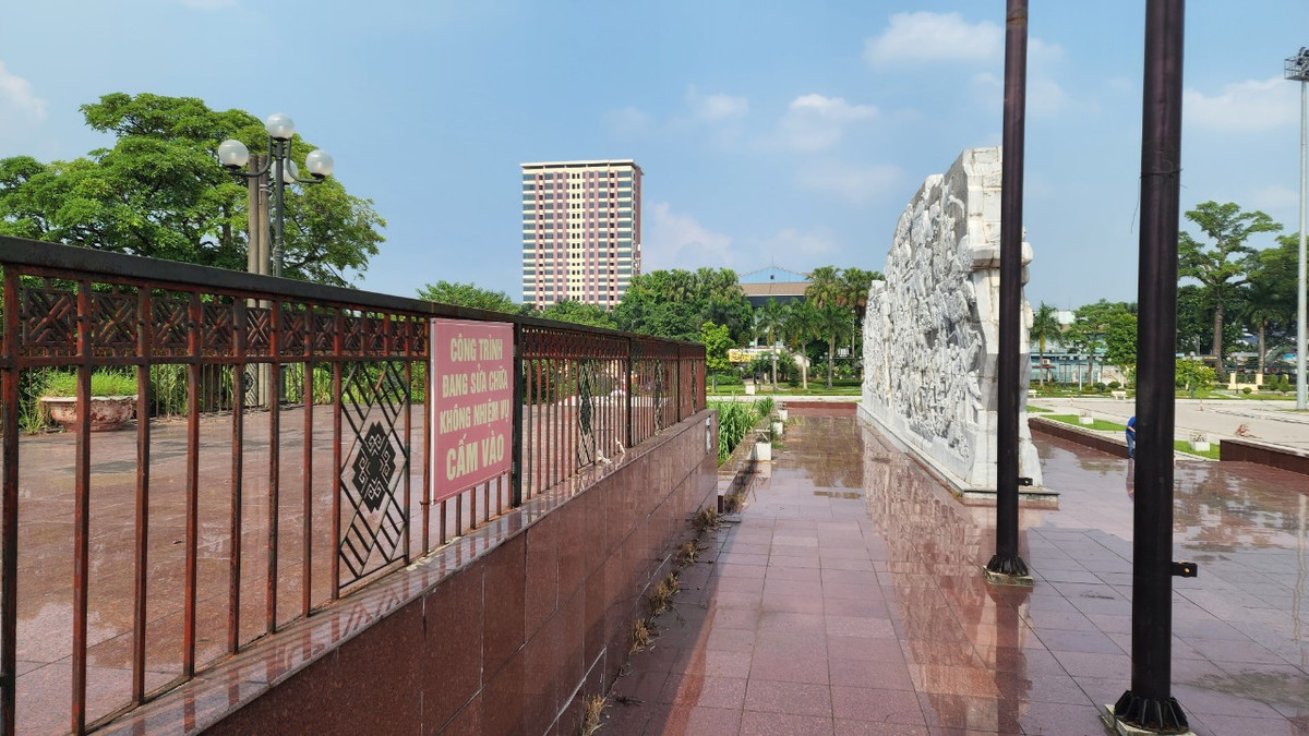 Tìm hiểu của PV Báo Tri thức và Cuộc sống, ngày 30/8/2016, UBND tỉnh Thái Nguyên có Thông báo số 138/TB-UBND về kết luận của Phó Chủ tịch UBND tỉnh Trịnh Việt Hùng (nay là Chủ tịch UBND tỉnh Thái Nguyên). Theo đó, UBND tỉnh đã yêu cầu UBND thành phố Thái Nguyên tạm dừng thi công một số hạng mục liên quan đến công trình xây dựng hạng mục phù điêu theo đề nghị của Sở Văn hóa, Thể thao và Du lịch. Do đó, một số hạng mục đến nay vẫn còn dở dang chưa được bàn giao, quản lý vận hành, bảo trì theo quy định.