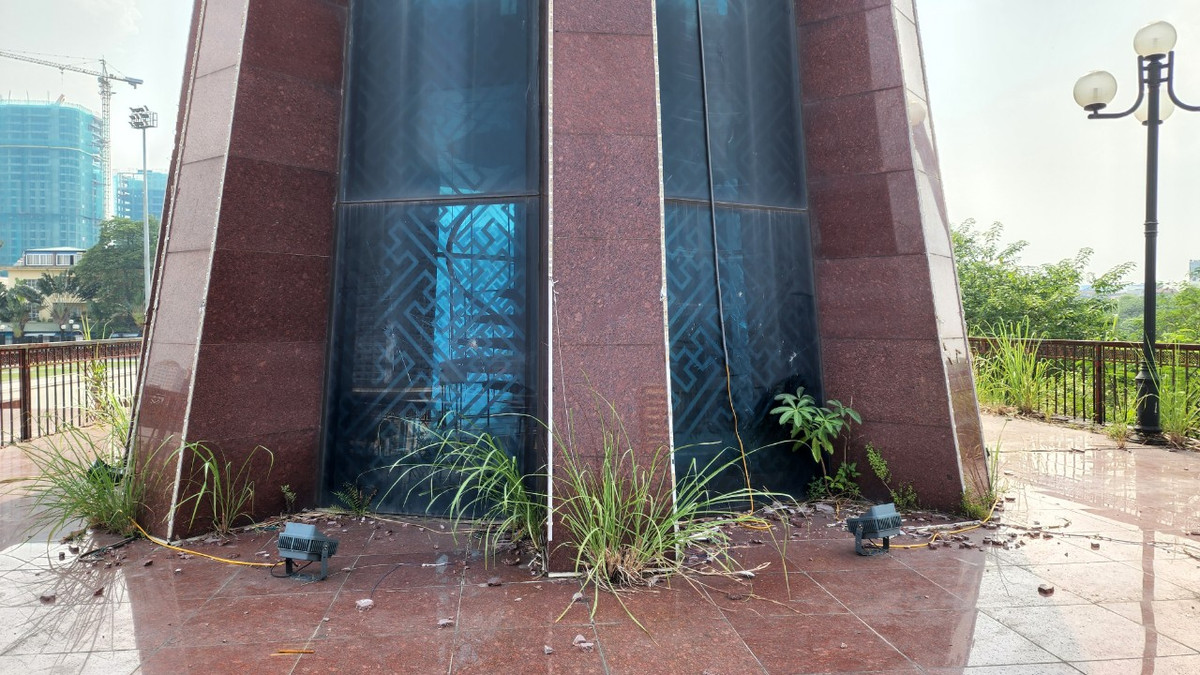 Tại khu cột cờ, ngoài rác, cỏ mọc um tùm thì các tủ điện đều không còn nguyên vẹn; các đầu dây điện đứt nằm lộ thiên trên mặt sàn ốp đá.