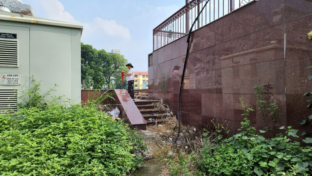 Đến nay, một số hạng mục tại dự án vẫn chưa được tái khởi động khiến toàn khu quảng trường rơi vào trạng thái bỏ hoang, thành nơi xả rác của người dân.