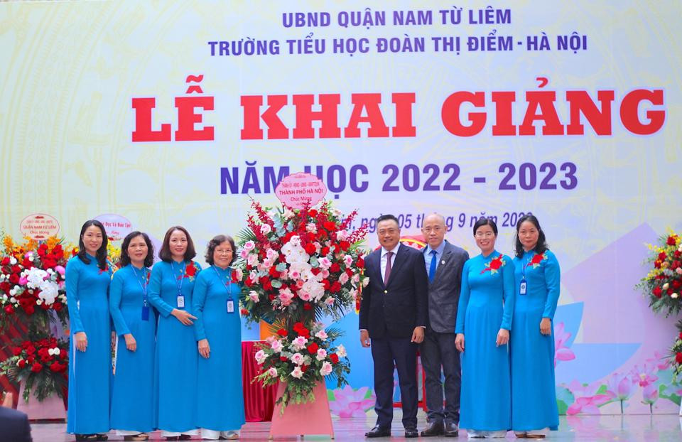 Chủ tịch UBND TP Hà Nội Trần Sỹ Thanh tặng hoa chúc mừng thầy trò trường Tiểu học Đoàn Thị Điểm