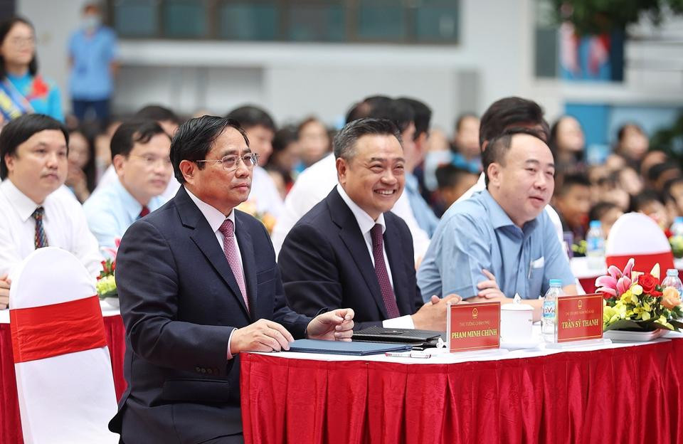 Cùng dự có Ủy viên Trung ương Đảng, Phó Bí thư Thành ủy, Chủ tịch UBND TP Hà Nội Trần Sỹ Thanh; Thứ trưởng Bộ Giáo dục và Đào tạo Nguyễn Hữu Độ; đại diện lãnh đạo các bộ, ngành trung ương,TP và quận Nam Từ Liêm.