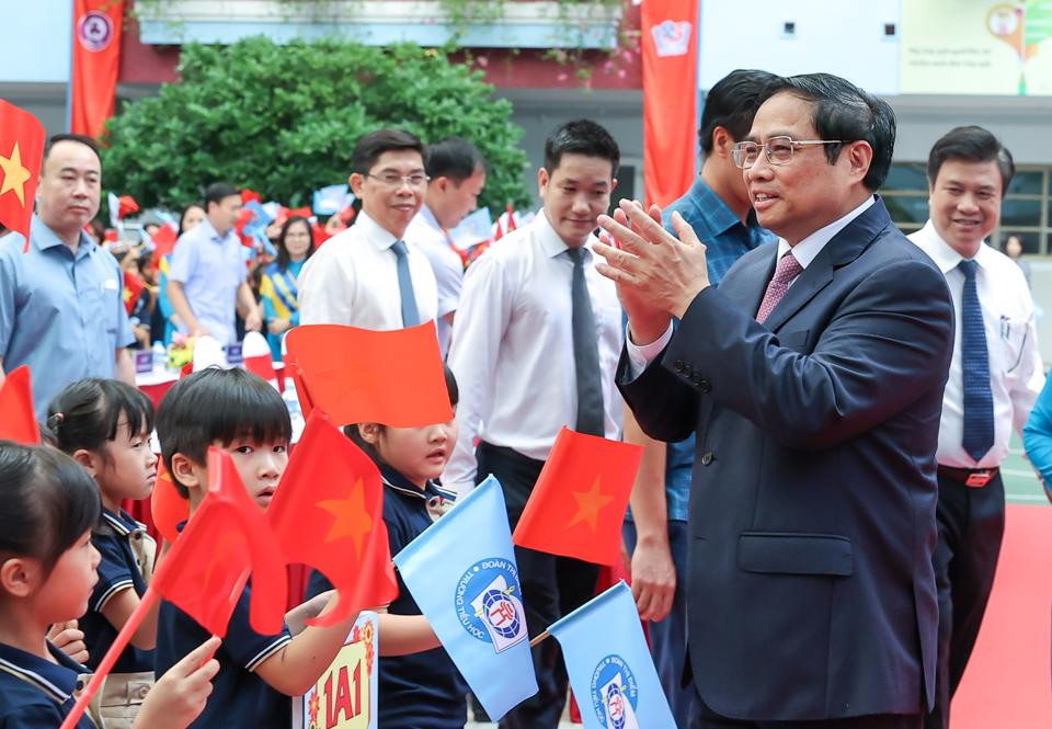 “Tôi mong nhà trường và các thầy cô quan tâm và thực hiện 3 cân bằng “học, chơi, ăn ngủ” để bảo đảm sự phát triển về thể chất và tinh thần cho các cháu học sinh" - trích lời thủ tướng Phạm Minh Chính. 