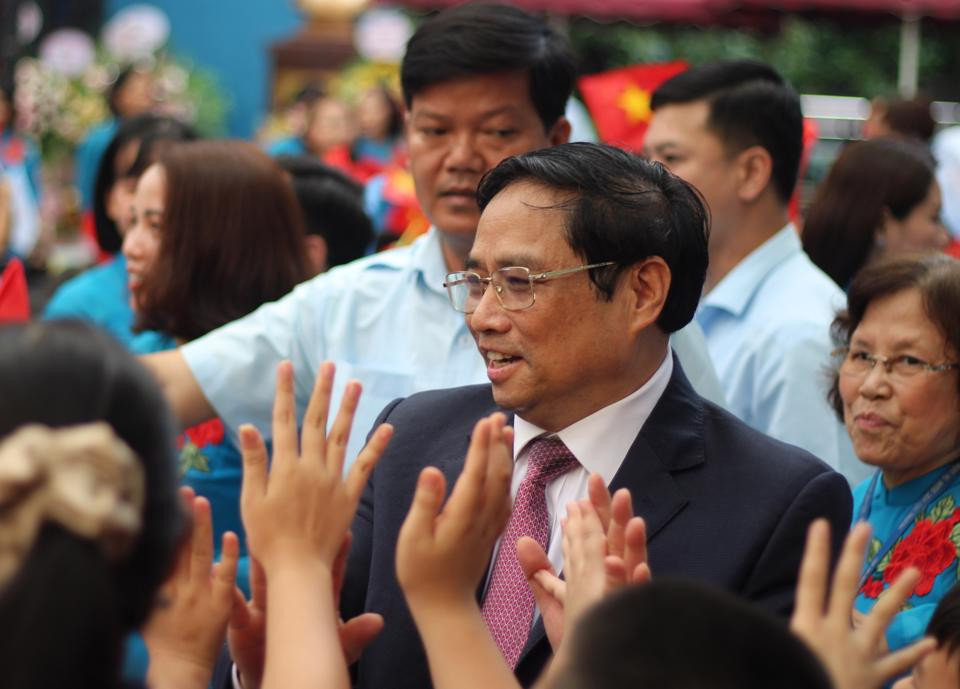 Thủ tướng Phạm Minh Chính giao lưu với các cháu học sinh trường TH Đoàn Thị Điểm.
