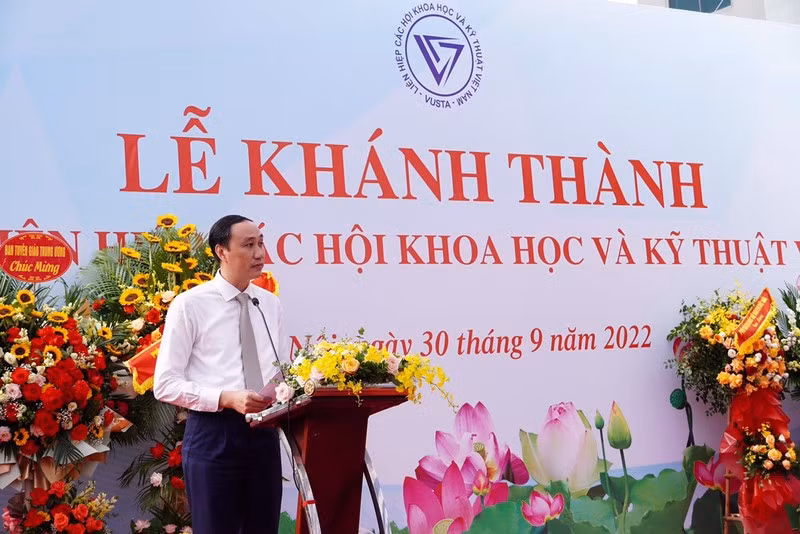 Pho Chu tich Uy ban TUMTTQ Viet Nam chuc mung Khanh thanh tru so VUSTA