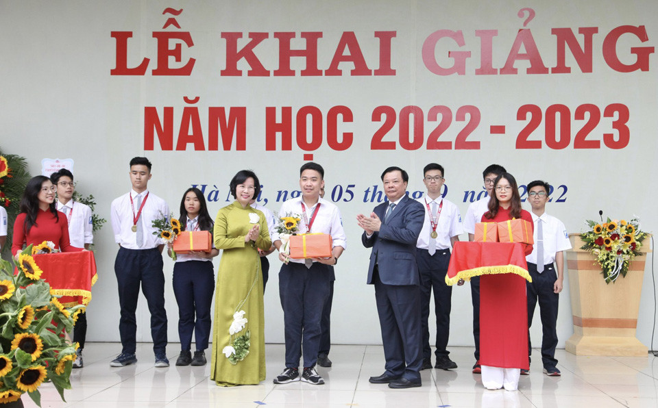 Ha Noi: Nhieu lanh dao cap cao du le khai giang nam hoc moi-Hinh-4