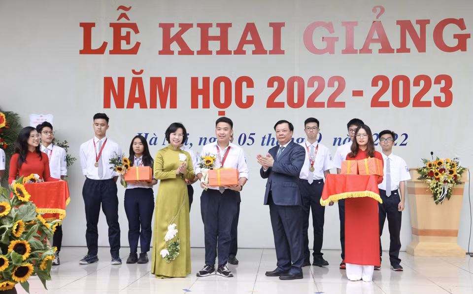 Ha Noi: Nhieu lanh dao cap cao du le khai giang nam hoc moi-Hinh-4