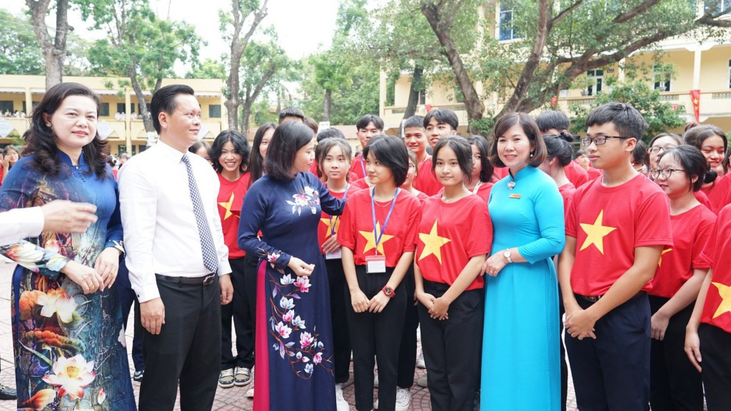 Ha Noi: Nhieu lanh dao cap cao du le khai giang nam hoc moi-Hinh-12