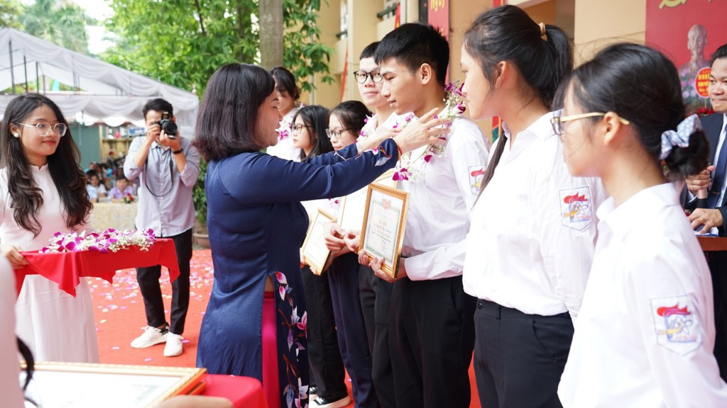 Ha Noi: Nhieu lanh dao cap cao du le khai giang nam hoc moi-Hinh-11