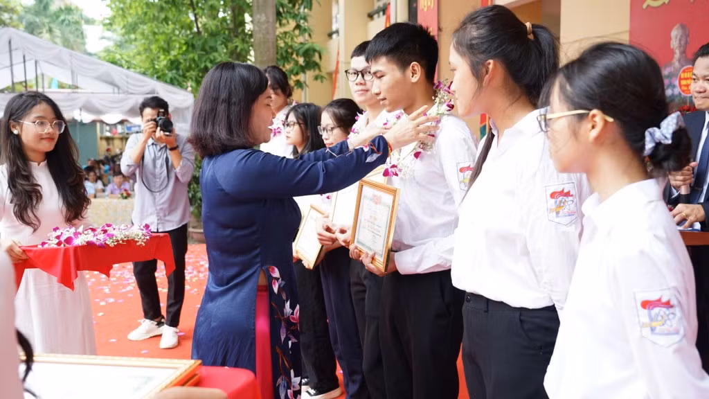 Ha Noi: Nhieu lanh dao cap cao du le khai giang nam hoc moi-Hinh-11