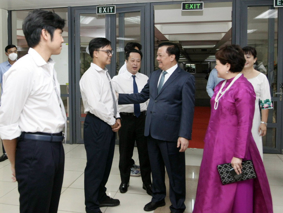 Ha Noi: Nhieu lanh dao cap cao du le khai giang nam hoc moi-Hinh-6