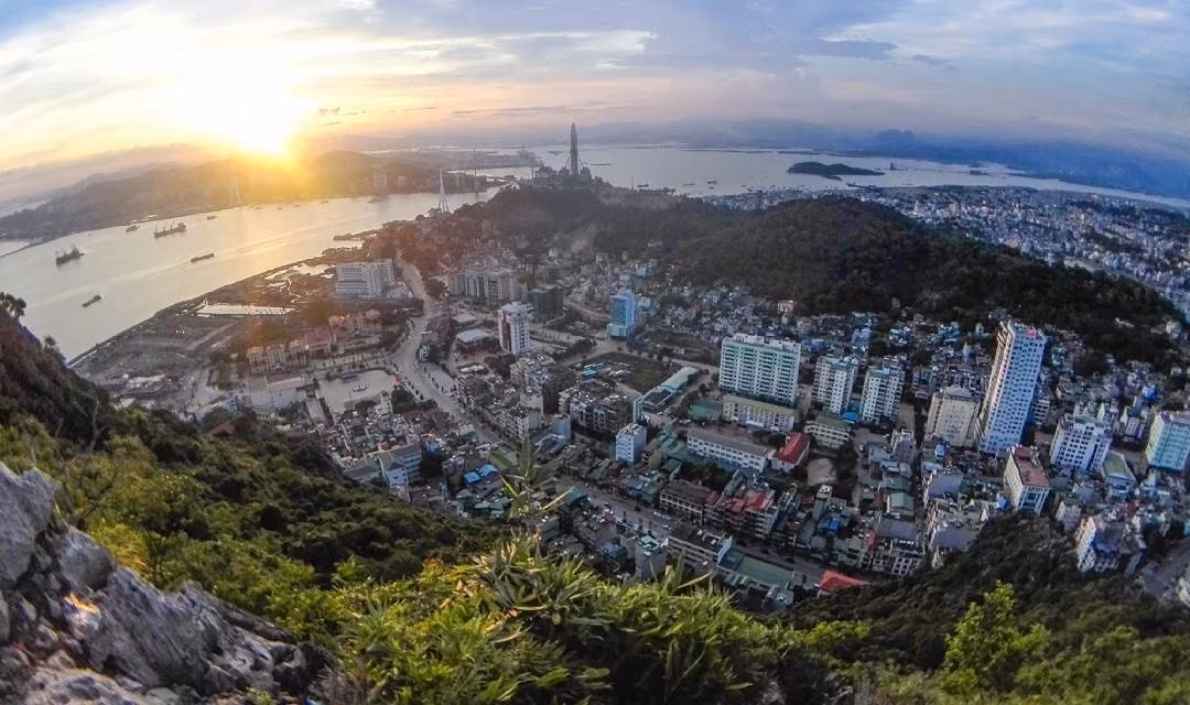 Theo lãnh đạo TP Hạ Long, nhu cầu khám phá núi Bài Thơ đối với du khách và nhân dân là rất lớn, trong khi đó, thỉnh thoảng vẫn có tình trạng người dân vượt tường rào để lên núi, vì thế, thành phố sẽ tính toán để mở cửa trở lại núi Bài Thơ. Việc này cũng nhằm đa dạng hóa các sản phẩm du lịch, tạo thêm nhiều sản phẩm du lịch mới và độc đáo để phục vụ, thu hút du khách.