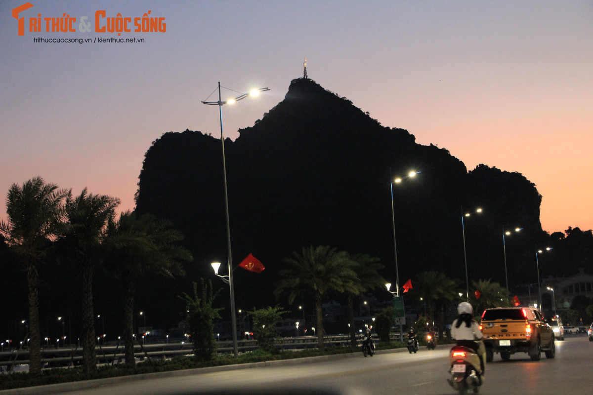 Không chỉ là địa điểm tham quan nổi tiếng, núi Bài Thơ còn là di tích lưu lại văn hóa lịch sử của dân tộc ta. Trước đây, khi giặc Nguyên Mông xâm lược trên sông Bạch Đằng, núi Bài Thơ giữ vị trí chiến lược, giúp quân ta có thể theo dõi nhất cử nhất động của giặc và kịp thời báo về kinh thành bằng việc đốt lửa. Chính vì thế, tên gọi cũ của núi Bài Thơ là núi Truyền Đăng.