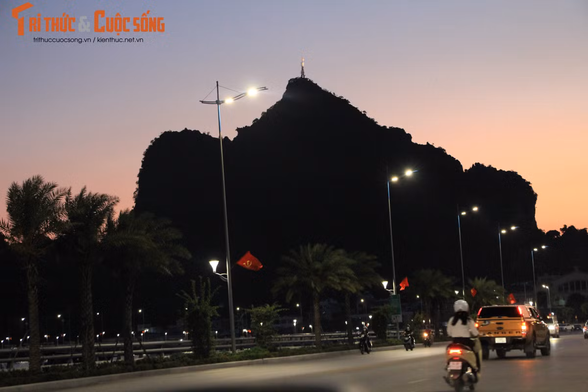 Không chỉ là địa điểm tham quan nổi tiếng, núi Bài Thơ còn là di tích lưu lại văn hóa lịch sử của dân tộc ta. Trước đây, khi giặc Nguyên Mông xâm lược trên sông Bạch Đằng, núi Bài Thơ giữ vị trí chiến lược, giúp quân ta có thể theo dõi nhất cử nhất động của giặc và kịp thời báo về kinh thành bằng việc đốt lửa. Chính vì thế, tên gọi cũ của núi Bài Thơ là núi Truyền Đăng.