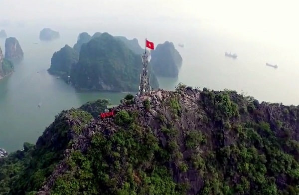 Núi Bài Thơ là địa điểm du lịch Hạ Long nổi tiếng dành cho những bạn ưa thích mạo hiểm. Núi có độ cao trên 200m, nằm ngay ở trung tâm thành phố Hạ Long và rất sát biển nên việc di chuyển đến đây vô cùng dễ dàng. Đây chính là một “kiệt tác” mà “mẹ thiên nhiên” đã ban tặng cho vùng đất mỏ.