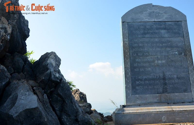 Ngoài ra, thời kỳ kháng chiến chống Mỹ (năm 1968) núi Bài Thơ còn là vọng gác phòng không canh giữ biển trời vùng mỏ, là hang cứu thương, phục vụ chiến đấu và là nơi đặt trung tâm điện tín của Bưu điện tỉnh Quảng Ninh…. Đặc biệt sự kiện cắm cờ Đảng đầu tiên trên núi Bài Thơ vào sáng 1/5/1930 mang một ý nghĩa, giá trị lịch sử to lớn.