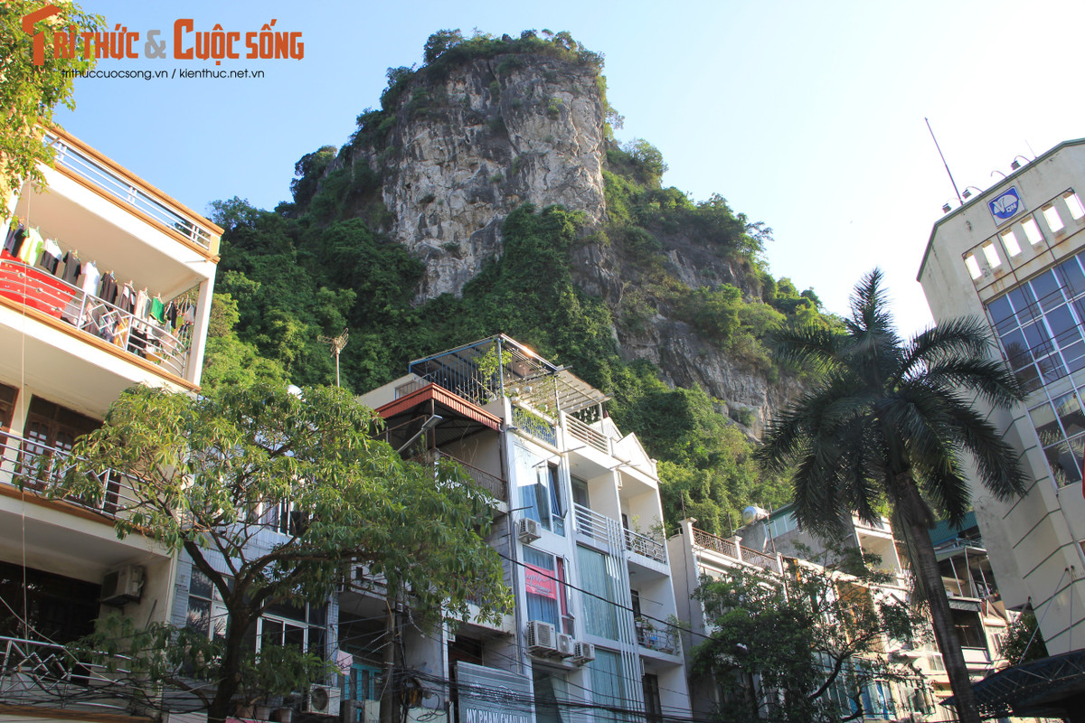 Theo các công ty du lịch, mở cửa núi Bài Thơ và có phương án kinh doanh, phục vụ tốt, lượng khách đến thành phố sẽ tăng mạnh. Đặc biệt, với hệ thống di tích, điểm vui chơi - giải trí, chợ, trung tâm thương mại… dày đặc xung quanh chân núi Bài Thơ, du khách có thể vui chơi, khám phá một ngày cũng không hết. &gt;&gt;&gt; Mời độc giả xem thêm video Bắc cầu cho dê lên núi kiếm ăn ở Hòa Bình: