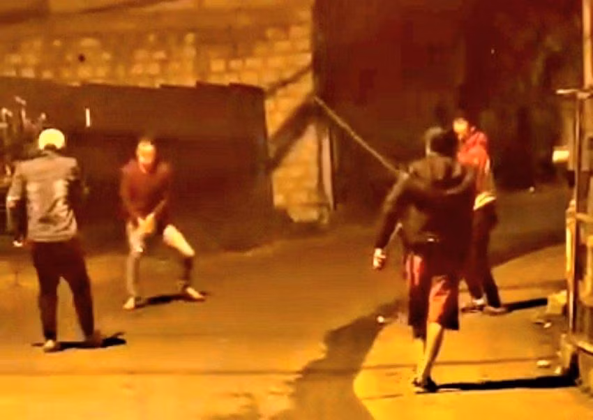 Ngày 2/5, Công an tỉnh Lâm Đồng tạm giữ hình sự Nguyễn Hồng Thuận, Trần Duy Phong và Nguyễn Hải Triều để điều tra hành vi giết người. Theo điều tra, Thuận cùng Phong và Triều đi nhậu và hát karaoke. Sau đó cả ba chở nhau về phòng trọ bằng xe máy, khi tới đường Ngô Quyền thì va chạm giao thông với anh Trần Minh Thành (30 tuổi) dẫn đến ẩu đả. Ngay lập tức Thuận, Triều, Phong chạy về phòng trọ lấy dao kéo tới nhà của anh Thành. Tại đây cả ba đã lao vào chém tới tấp ông Trần Văn Rớt và bà Lê Thị Hạnh (cha, mẹ của anh Thành).