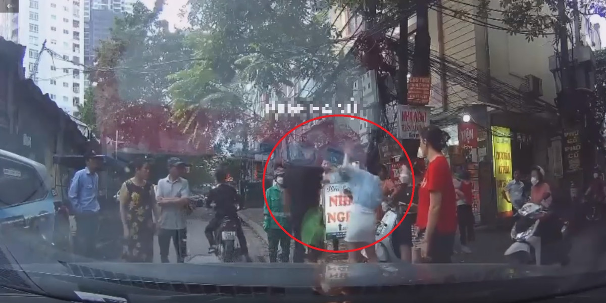 Ngày 30/5, trên phố Nhân Hòa, phường Nhân Chính, quận Thanh Xuân (Hà Nội) trong khi điều khiển xe đạp điện, chị Vũ Thị H đã va chạm với xe ôtô do chị Lê Thị Hoàng T điều khiển. Lập tức, giữa 2 người xảy ra cãi vã. Chị H gọi điện cho chồng là Nguyễn Mạnh Hùng (28 tuổi, quê quán Vụ Bản, Nam Định) đến hiện trường. Hùng rủ Nguyễn Văn Sơn (20 tuổi, quê quán Quảng Xương, Thanh Hóa) đi cùng. Hùng lời qua tiếng lại với chị T, rồi tát 2 cái vào vùng đầu và đạp vào bụng người phụ nữ lái ôtô. Sơn cùng nhào vào tát chị T. Công an quận Thanh Xuân nêu rõ quan điểm giải quyết vụ việc, tuân thủ nghiêm các quy định pháp luật trong quá trình điều tra, xác minh.