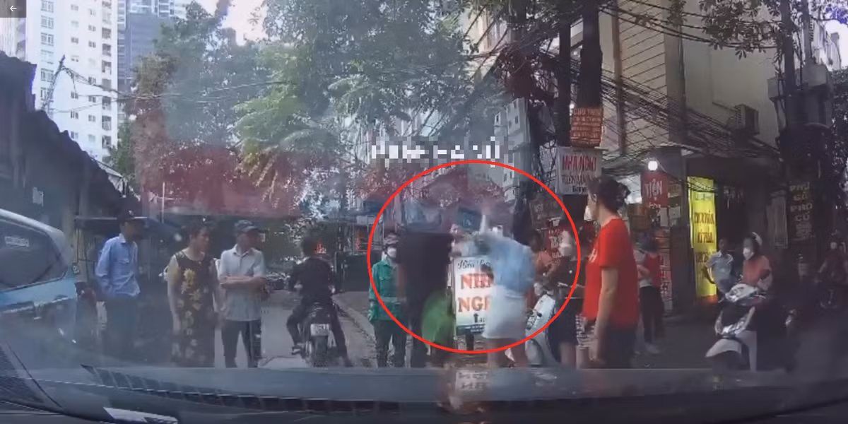 Ngày 30/5, trên phố Nhân Hòa, phường Nhân Chính, quận Thanh Xuân (Hà Nội) trong khi điều khiển xe đạp điện, chị Vũ Thị H đã va chạm với xe ôtô do chị Lê Thị Hoàng T điều khiển. Lập tức, giữa 2 người xảy ra cãi vã. Chị H gọi điện cho chồng là Nguyễn Mạnh Hùng (28 tuổi, quê quán Vụ Bản, Nam Định) đến hiện trường. Hùng rủ Nguyễn Văn Sơn (20 tuổi, quê quán Quảng Xương, Thanh Hóa) đi cùng. Hùng lời qua tiếng lại với chị T, rồi tát 2 cái vào vùng đầu và đạp vào bụng người phụ nữ lái ôtô. Sơn cùng nhào vào tát chị T. Công an quận Thanh Xuân nêu rõ quan điểm giải quyết vụ việc, tuân thủ nghiêm các quy định pháp luật trong quá trình điều tra, xác minh.