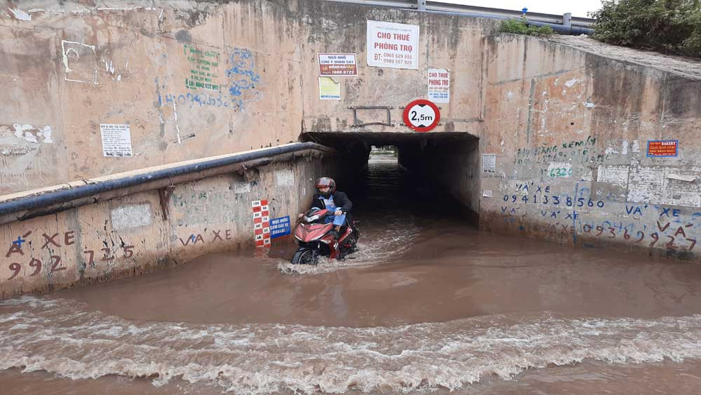 Nhiều mô tô, xe máy bị chết máy khi đi qua hầm chui dân sinh do bị ngập sâu. Theo phản ánh của người dân, nhiều hầm chui dân sinh cao tốc Hà Nội - Bắc Giang thi thoảng vẫn bị ngập nước mỗi khi có mưa lớn. Tình trạng này chưa được chủ đầu tư xử lý dứt điểm.