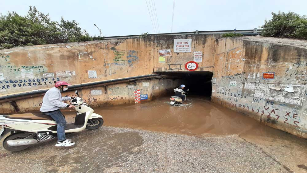 Năm 2020, hầm chui dân sinh qua cao tốc Hà Nội - Bắc Giang đoạn Khu công nghiệp Vân Trung, huyện Việt Yên (tỉnh Bắc Giang) lại ngập nước, ảnh hưởng nghiêm trọng đến việc đi lại của người dân và công nhân làm việc tại các khu công nghiệp.