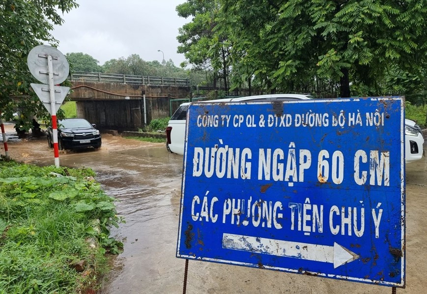Mưa lớn cũng khiến các hầm chui tuyến đường Đại lộ Thăng Long qua địa phận huyện Hoài Đức, huyện Quốc Oai (Hà Nội) thường xuyên ngập sâu.