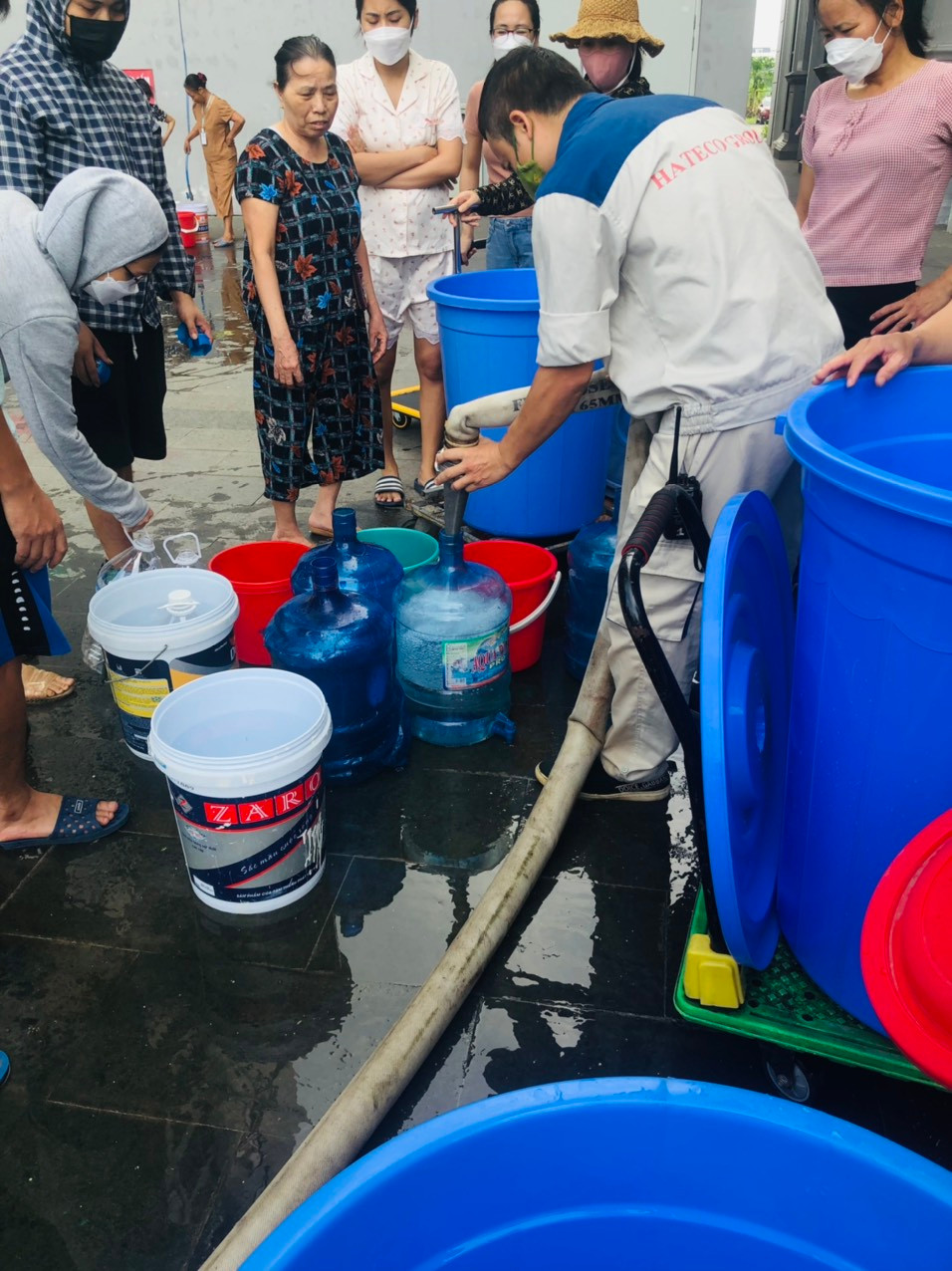 Theo vị đại diện này, hiện đơn vị phải bố trí mua nước về cho cư dân sử dụng và đang theo dõi xem khi nào có nước. Không riêng gì chung cư Hateco mà cả khu vực xung quanh đây cũng chưa có nước.