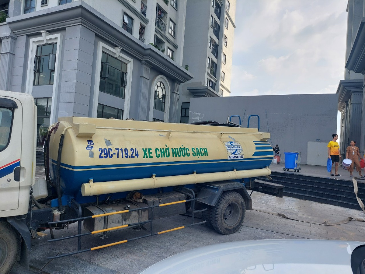 Lý giải vì sao nước chưa về, đại diện Ban quản lý chung cư Hateco cho hay bên cung cấp nước nói do áp lực yếu, chia ra các khu vực nên chưa đủ nước lên các khu vực cuối nguồn như chung cư Hateco.