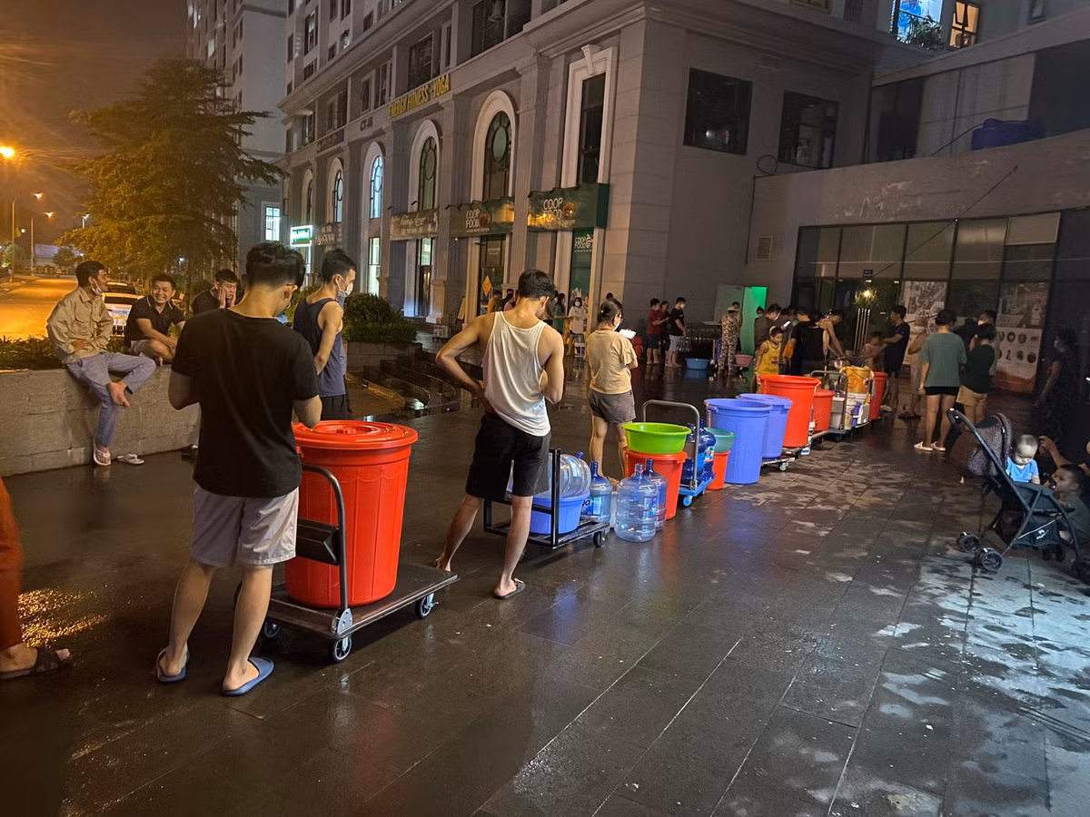 Đại diện Ban quản lý chung cư Hateco cho biết, vào chiều 22/9 đơn vị có nhận được thông báo về việc cấp nước sạch trở lại cho khu chung cư Hateco nhưng đến tận trưa 23/9 vẫn chưa có nước về tới khu vực này. Trong sáng nay ban quản lý toà nhà và đơn vị cung cấp nước sạch cùng kiểm tra họng cấp nước cho khu chung cư Hateco thì thấy nước chưa về đến đồng hồ của dự án.