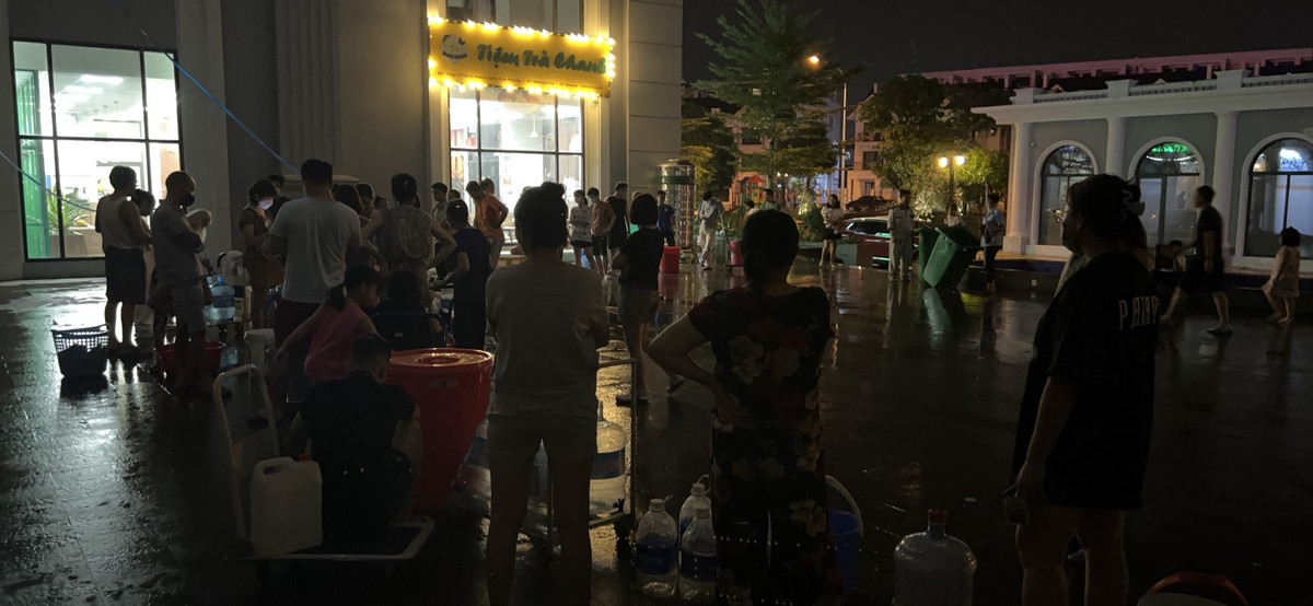 Mọi người mang theo mọi thứ có thể đựng nước như xô, chậu, xoong, nồi, thùng xốp, chai lọ, đặt trên xe kéo hàng, xe đi chợ, xe cút kít, mong lấy được nhiều nước nhất có thể.