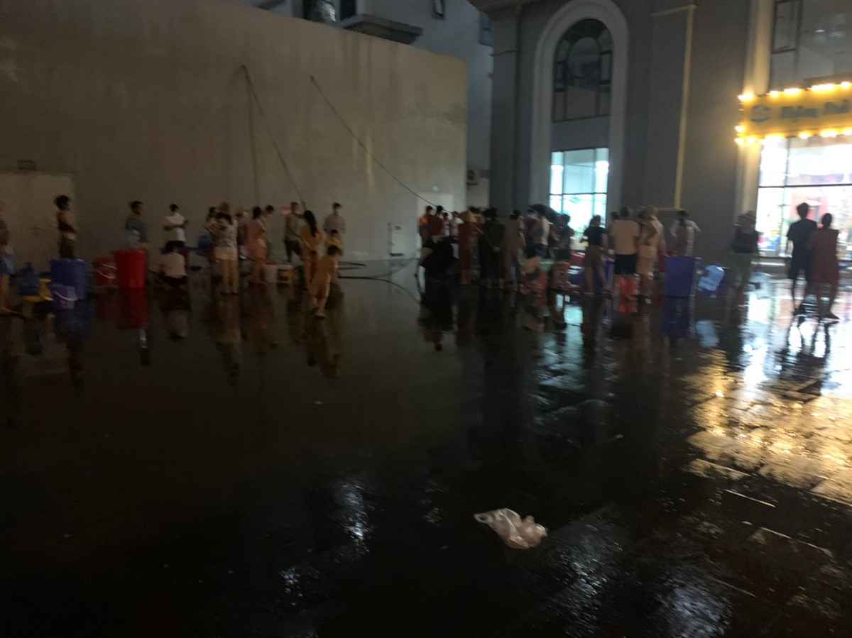 Chị Phạm Yến, sống tại tầng 4, chung cư Hateco cho biết: “18h vợ chồng tôi tan làm về đến nhà, không có nước cả nhà đưa nhau ra ngoài ăn chờ đêm muộn vãn người xuống xách nước về tắm gội. Ai ngờ, khi tôi xuống vẫn có hàng trăm người cầm theo xô lớn, xô nhỏ đứng đợi nước”.