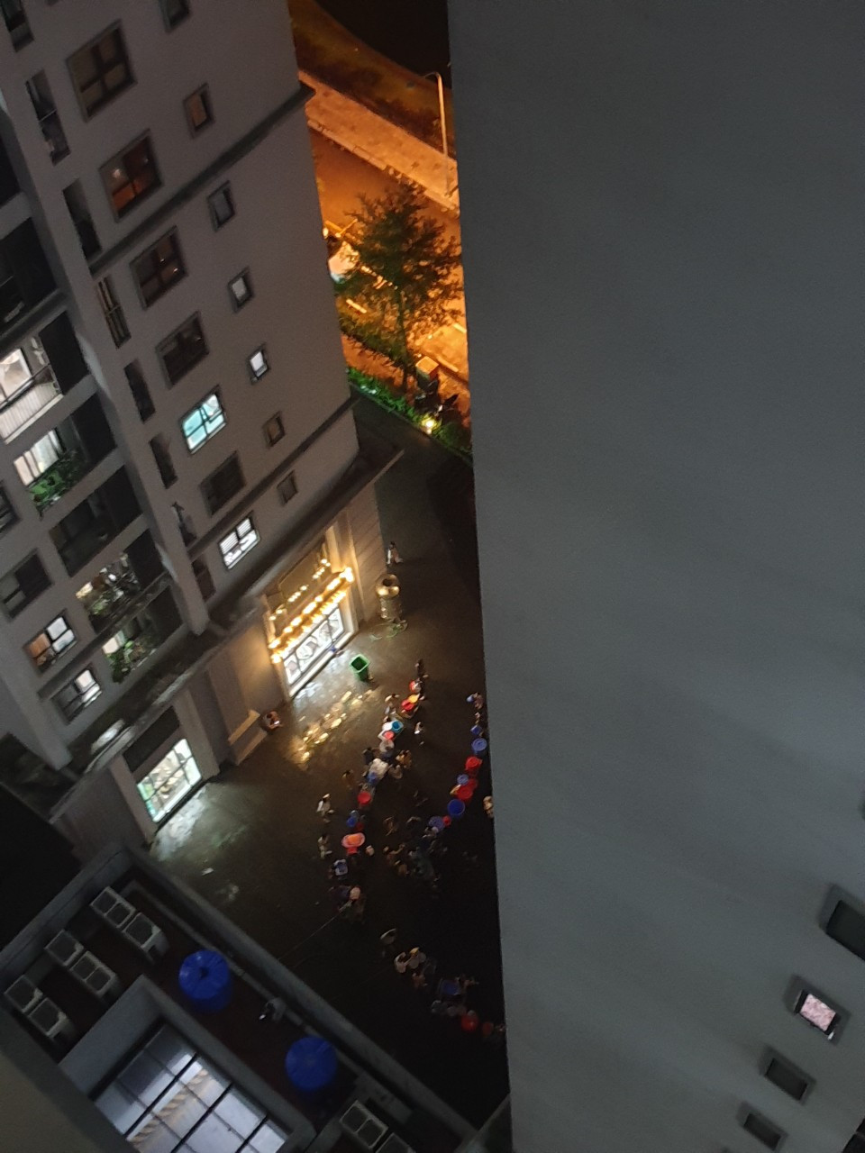 Theo chị Yến, nhà anh có 5 người (3 người lớn, 2 trẻ nhỏ) phải chia nhau, chắt chiu từng tí nước một. Để tiết kiệm nước, vợ chồng chị sử dụng lại nước tắm của 2 con. Nước chủ yếu để dội bồn cầu vệ sinh và tắm rửa còn giặt giũ buộc phải tạm dừng,