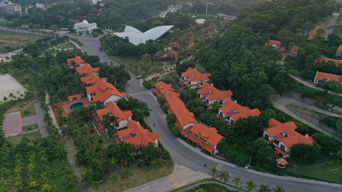 Tuy nhiên, đối với dự án sân golf và dự án Điều chỉnh Khu bất động sản ở phía Tây đảo Tuần Châu thì Công ty TNHH Âu Lạc Quảng Ninh lại vi phạm và từng bị cơ quan chức năng tỉnh Quảng Ninh “tuýt còi”, yêu cầu khôi phục lại hiện trạng ban đầu lên tới hơn 20ha lấn ra ngoài quy hoạch được duyệt.