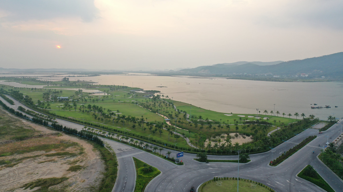 Buộc Công ty CP T&amp;H khôi phục lại tình trạng của đất trước khi vi phạm, trả lại đất đã lấn do vi phạm để thực hiện Dự án sân golf Tuần Châu và dự án Điều chỉnh khu bất động sản xong trước ngày 15/6/2018. Mặc dù vậy, hiện chủ đầu tư vẫn chưa khắc phục triệt để các yêu cầu theo quyết định xử lý vi phạm hành chính. &gt; &gt;&gt; Mời độc giả xem thêm video Đưa một phần sân golf Tuần Châu vào hoạt động trong tháng 9/2020: