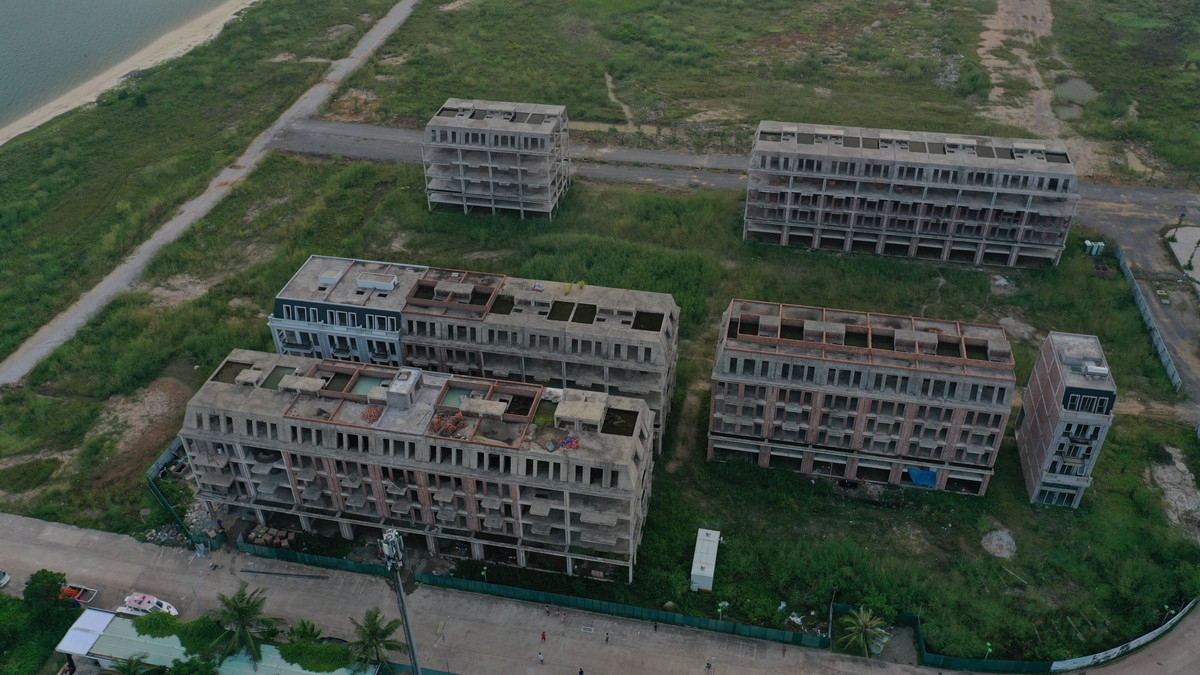 Theo Báo cáo số 4050 của Sở TN&amp;MT tỉnh Quảng Ninh về việc san, lấp biển thuộc các dự án của Công ty TNHH Âu Lạc, Công ty CP T&amp;H Hạ Long tại phường Tuần Châu, TP Hạ Long, Công ty TNHH Âu Lạc Quảng Ninh được Bộ TN&amp;MT phê duyệt báo cáo đánh giá tác động môi trường cho dự án tổng thể tại phường Tuần Châu ngày 18/3/2003 gồm các dự án thành phần: Sân golf 36 lỗ, khu du lịch Đông Nam đảo Tuần Châu, khu công viên thú, khu tái định cư phía Bắc đảo…