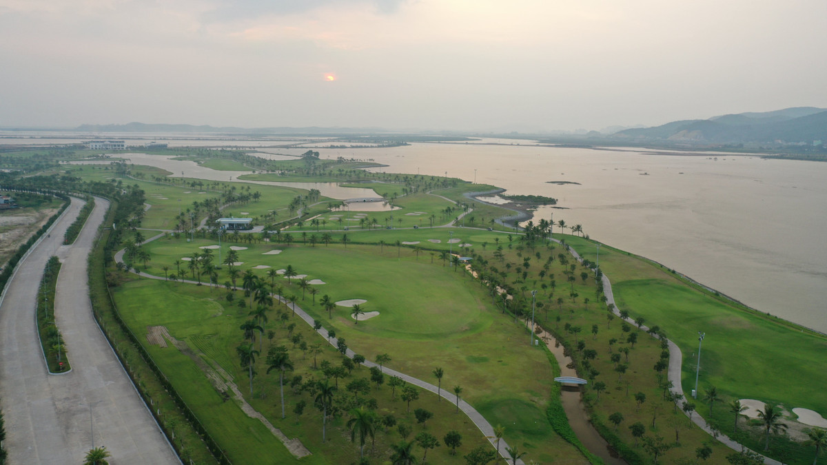 Còn tại dự án sân golf, vi phạm của chủ đầu tư đã bị cơ quan chức năng tỉnh Quảng Ninh chỉ ra là diện tích đã tôn tạo nằm trong ranh giới quy hoạch điều chỉnh, chưa được nhận bàn giao thực địa gồm 83,71ha và diện tích đã tôn tạo, nằm ngoài ranh giới quy hoạch điều chỉnh là 5,82ha.